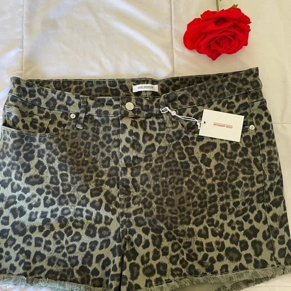 Good American leopard denim shorts in olive green - Picture 3 of 9